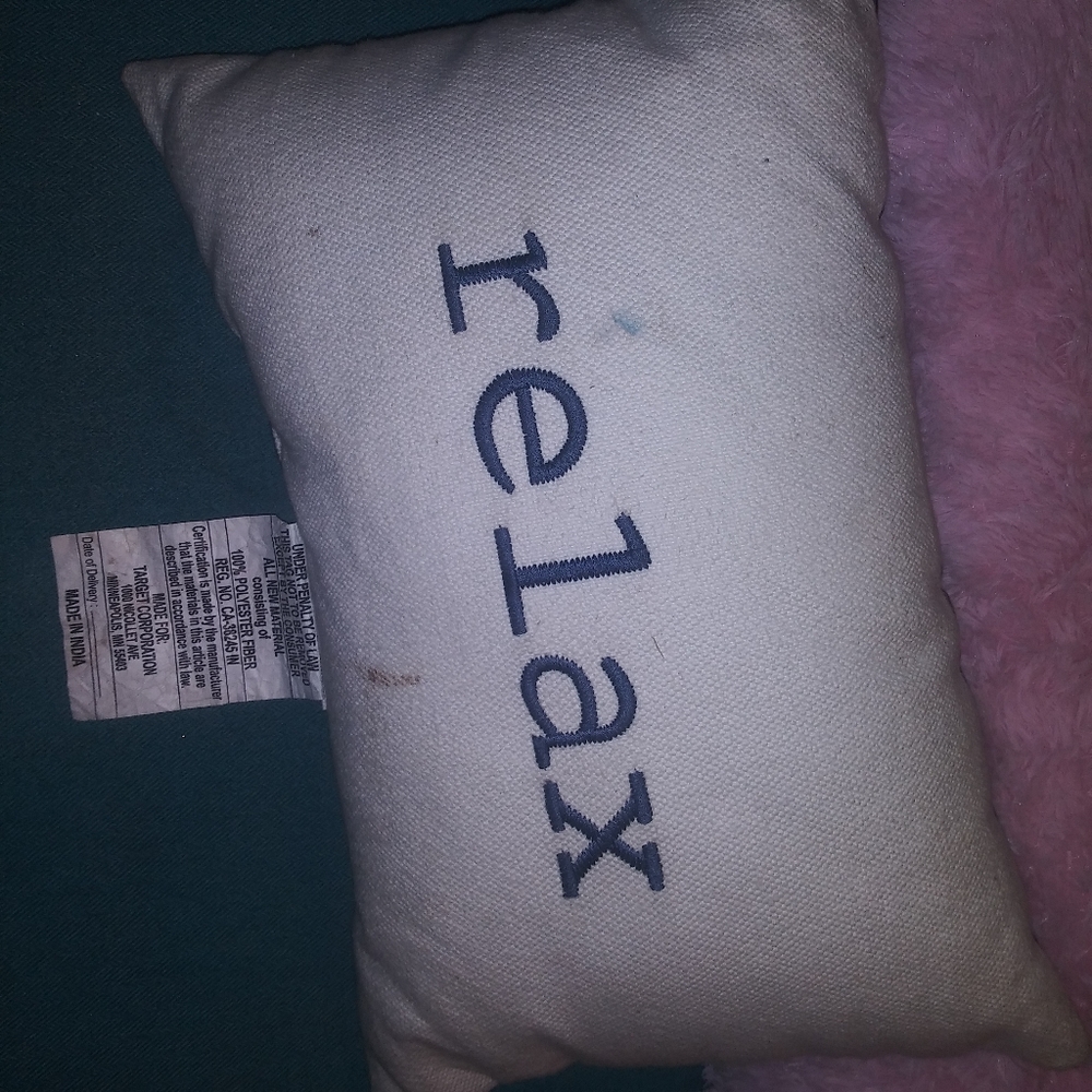 Throw pillows - Picture 2 of 5